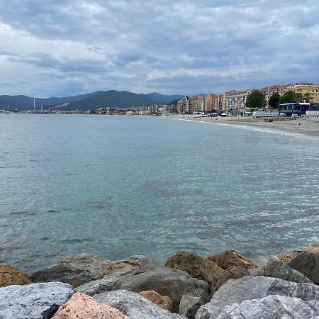 Hotel Due Passi Dal Mare Savona Exterior foto